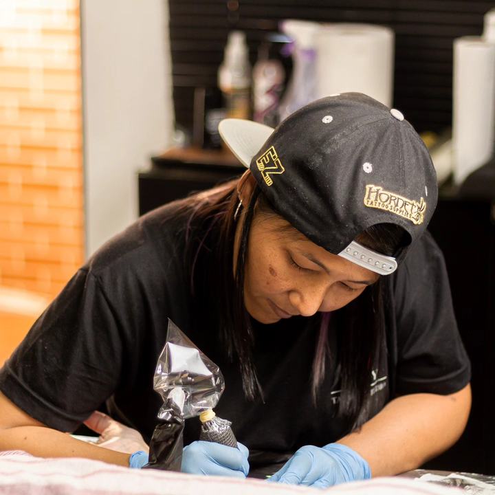 Joy Hirota tatuando no estúdio