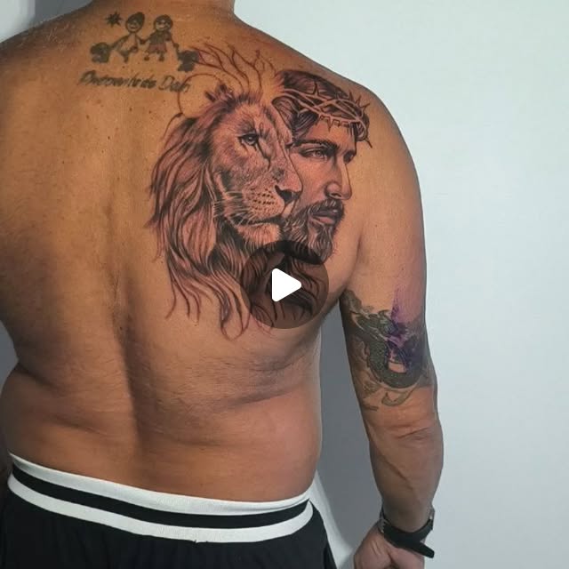 Tatuagem realista de leão e Cristo nas costas