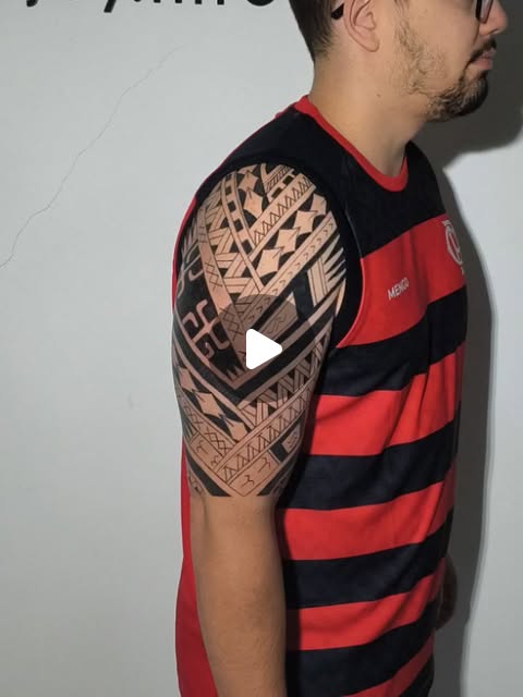 Tatuagem tribal polinésia no ombro e braço