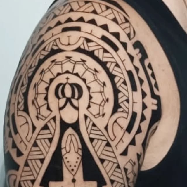 Tatuagem maori ornamental detalhada no ombro