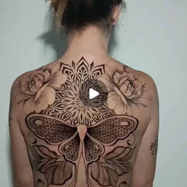 Tatuagem com mandala, peônias e borboleta nas costas