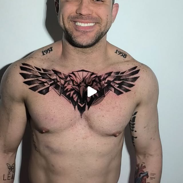 Tatuagem de águia geométrica no peito
